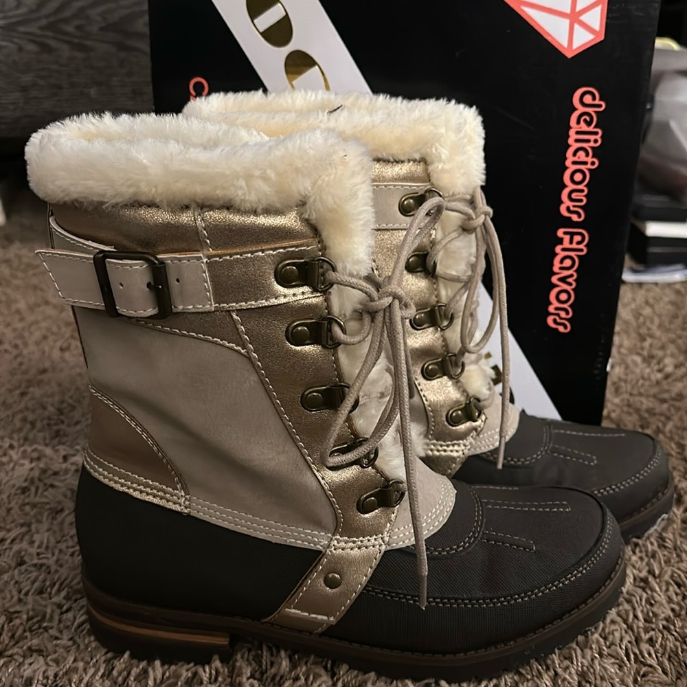 Snow boots
